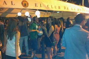El bar La Central innova les nits de Cambrils amb la Silent disco