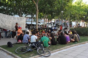 El moviment dels indignats de Sant Andreu recull a Cambrils propostes i opinions per portar-les a Madrid
