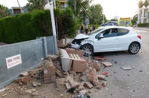 Un xoc de dos vehicles a l'avinguda de la Diputació se salda amb dos ferits lleus