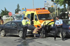Tres ferits lleus en una topada frontal de dos turismes al barri de la Parellada