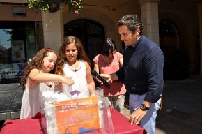 L'oficina del Pla de Barris sorteja les quinze bosses de la compra de la campanya "Barris antics, molt per descobrir, molt per oferir"