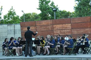 Una orquestra escolar anglesa ofereix un concert al parc del Pescador
