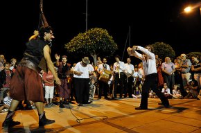 Els Tandarica Orkestar enceten el programa "Festa a la mar" amb un espectacle itinerant pel port