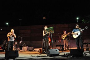 El grup Sol i Serena ofereix un concert molt animat de música d'arrel tradicional al Parc del Pescador