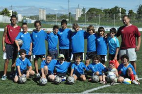18 xiquets i xiquetes participen al campus de futbol del FC Cambrils