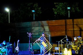 L'agrupació Bufa&Sons ofereix un peculiar concert on fa sonar objectes quotidians com escales, escombres o totxos