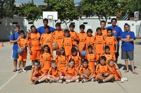 Prop d'una trentena de xiquets i xiquetes participen al tercer Campus de Bàsquet del CB Cambrils