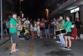 La Rua Riu recorre els carrers de Cambrils i enceta el programa de la Nit d'Artistes 2011