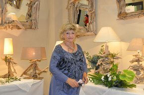 L'artista belga Michèle Demanet presenta una exposició de peces decoratives creades amb pals desgastats pel mar