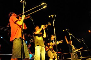 El grup cambrilenc Papagayo desplega el seu repertori de "rumba despreocupada" en un concert al passeig de les Palmeres