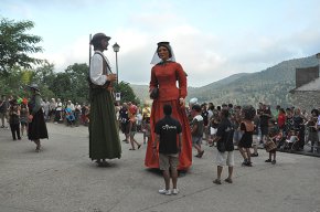 Els gegants i nanos de Tota l'Endenga participen a les trobades de Vinyols i de Colldejou 