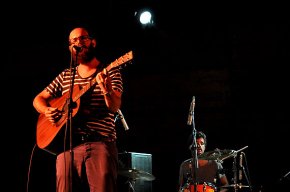 Els 4t 1a apropen la seva música a un nombrós públic al Parc del Pescador