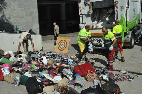 Els Mossos d'Esquadra detenen deu persones en una operació contra el "top manta" a Cambrils 