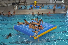 Uns 300 xiquets i xiquetes participen a la festa aquàtica Cambrifesta 