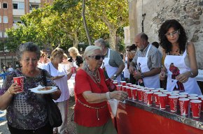 El vermut popular de la Festa Major reuneix, un any més, una munió de gent al pati de l'Ermita
