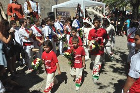 Esclat de festa popular en honor a la Mare de Déu del Camí