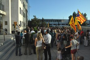Prop de 300 persones es concentren davant l'Ajuntament en suport de l'escola en català