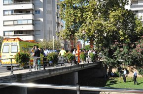 Un home de 72 anys cau accidentalment a la riera mentre buscava una cartera i un mòbil que havia perdut