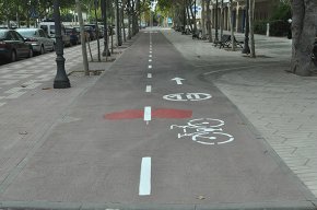 LAjuntament millora la senyalització dels carrils bici de la zona del nucli urbà