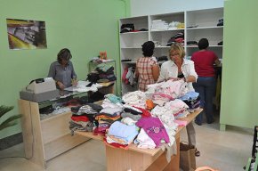 S'obre una botiga de Càritas destinada a la venda de roba usada amb preus d'entre els 0,50 i 8 euros