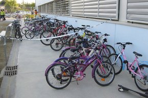 L'escola Guillem Fortuny promou l'ús del mitjà de transport sostenible amb la campanya "Estalvia benzina, regala aire net!"