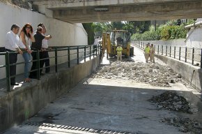 Es renova la pavimentació del pas inferior del pont de l'avinguda de Vilafortuny