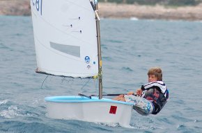 El regatista cambrilenc Leandre García lidera el Circuit Català d'Optimist després de guanyar la II Regata Hotel Nieves Mar