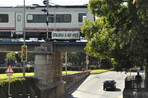 Pancarta reivindicativa i estelada a l'escultura de la vela com a resposta del Comando Llobarro al 12 d'octubre