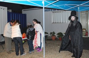 L'associació de veïns del barri de la Llosa celebra la seva festa de Halloween amb un passatge del terror i un concurs de disfresses