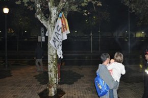 El Comando Llobarro desplega una pancarta amb missatge independentista davant la seu de l'acte electoral de CiU