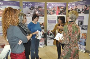El centre cívic Les Basses acull l'exposició Treballadores al món, de la Fundació Pau i Solidaritat
