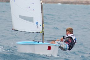 El regatista cambrilenc Leandre García, vuitè en la Meeting Internacional Optimist de Vigo