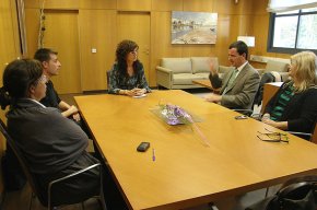 Lalcaldessa es reuneix amb la Federació de Persones Sordes de Catalunya per tractar temes d'accessibilitat per a aquest col·lectiu 