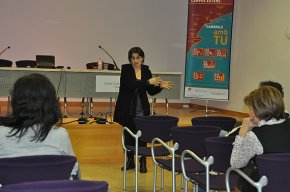 La conferència "Rentar-se i vestir-se amb química" tracta sobre quines són les composicions químiques dels productes més quotidians