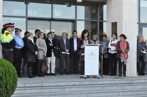 La lectura del manifest contra la violència de gènere acaba amb un emotiu homenatge a les 54 víctimes d'aquest any