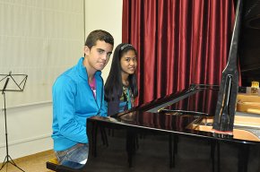 Els alumnes de l'Escola Municipal de Música, Mikel Herzog i Marey Valeros, són premiats al 1r concurs de Joves Pianistes de Torredembarra