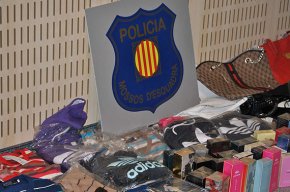 Els Mossos detenen cinc persones en un control rutinari a Cambrils i comissen més de 300 productes falsificats