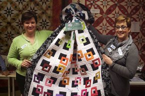 L'escola de patchwork de Montserrat Forcadell recapta 1.650 euros en favor de La Marató de TV3 amb l'elaboració d'un quilt