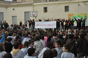 El col·legi Cardenal Vidal i Barraquer, solidari amb La Marató de TV3, organitza una multitudinària coreografia amb els seus mil alumnes