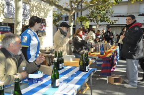 El vermut solidari de la penya culer i la penya perica de Cambrils reuneix 600 euros per La Marató de TV3