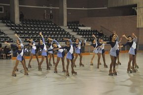 Els més de setanta patinadors del Club Patí Cambrils es donen cita en el festival de Nadal de patinatge 