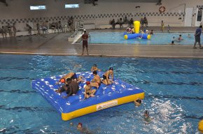 Un usuari de la piscina municipal denuncia els robatoris produïts a les taquilles dels vestidors