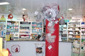 La farmàcia Lluís Colom, L'Ombra floristeria, Quin Cacau! i Tarambana guanyen el concurs d'aparadors de Nadal