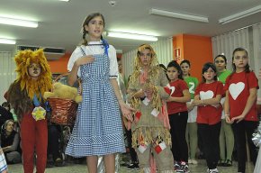 Alumnes de l'Estudi Giselle representen uns fragments de l'obra del Mag d'Oz a la residència d'avis Baix Camp