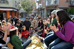 Prop de 200 xiquets i xiquetes fan cagar el tió amb els escoltes de l'Agrupació Gent de Mar