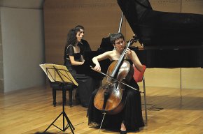 Les germanes Janine i Marta Capella oferiran, demà a la Cripta, un concert de piano i violoncel a benefici de Càritas