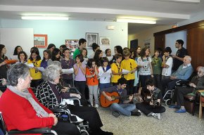 Els escoltes animen la residència Baix Camp amb la seva tradicional cantada de nadales