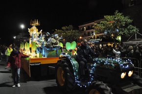 La cavalcada dels Reis Mags congrega milers de persones al port de Cambrils