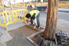 LAjuntament repara les voreres dels Jardins de Vilafortuny deteriorades per les arrels dels arbres 