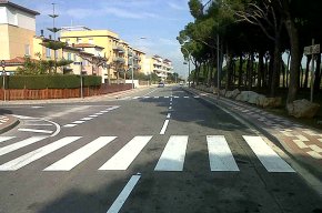 L'equip de senyalització de la Policia Local repinta les marques viàries de la urbanització de Sol Cambrils